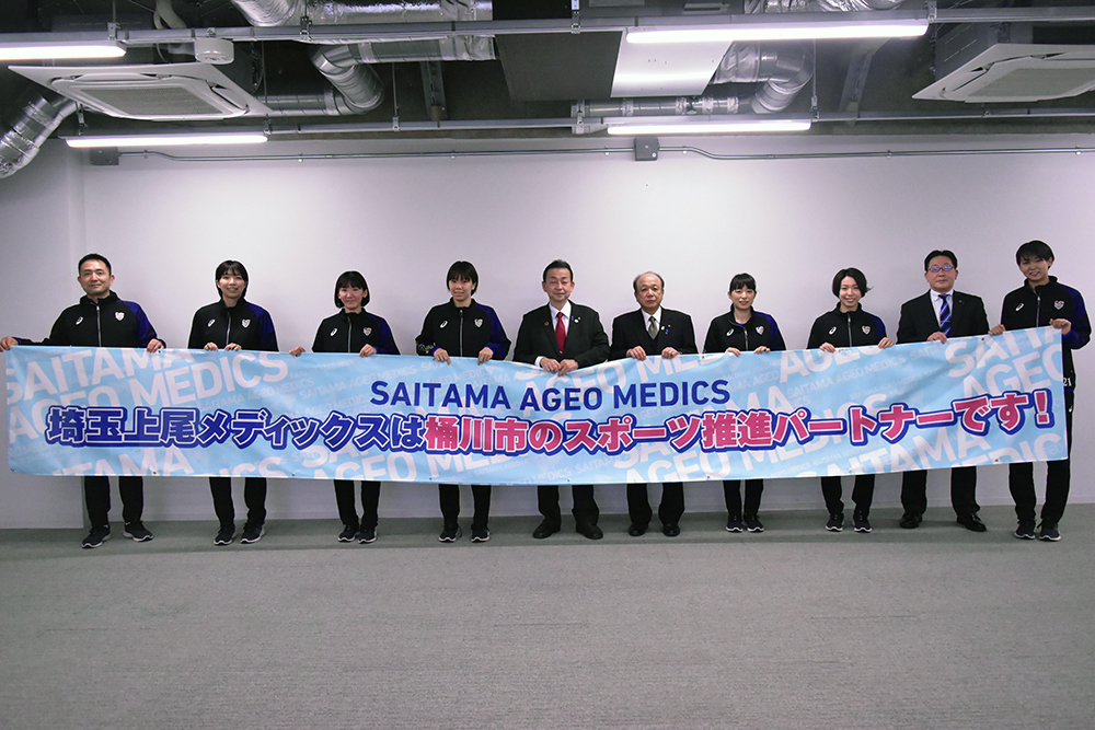 桶川市役所に埼玉上尾メディックスの横断幕が登場！