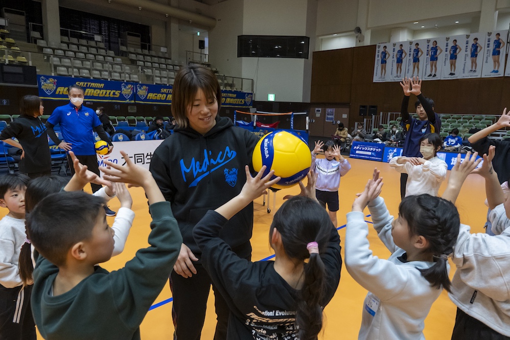 ホームゲーム後に小学生バレーボール体験会を行いました！