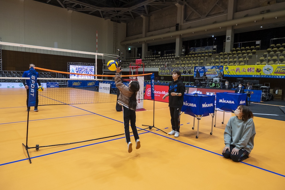 ホームゲーム後に小学生バレーボール体験会を行いました！