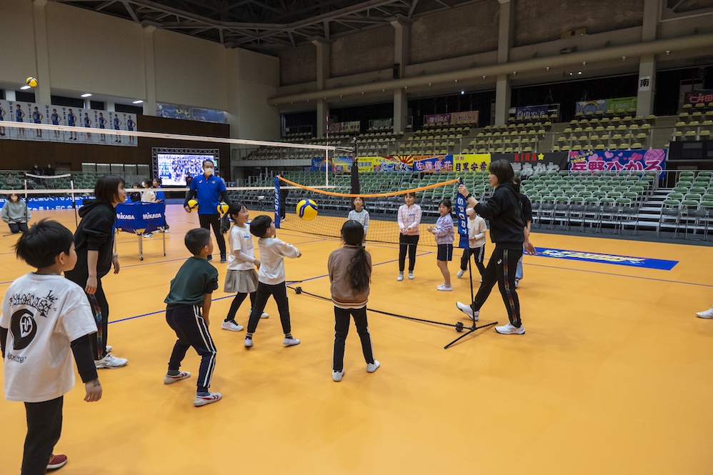 ホームゲーム後に小学生バレーボール体験会を行いました！